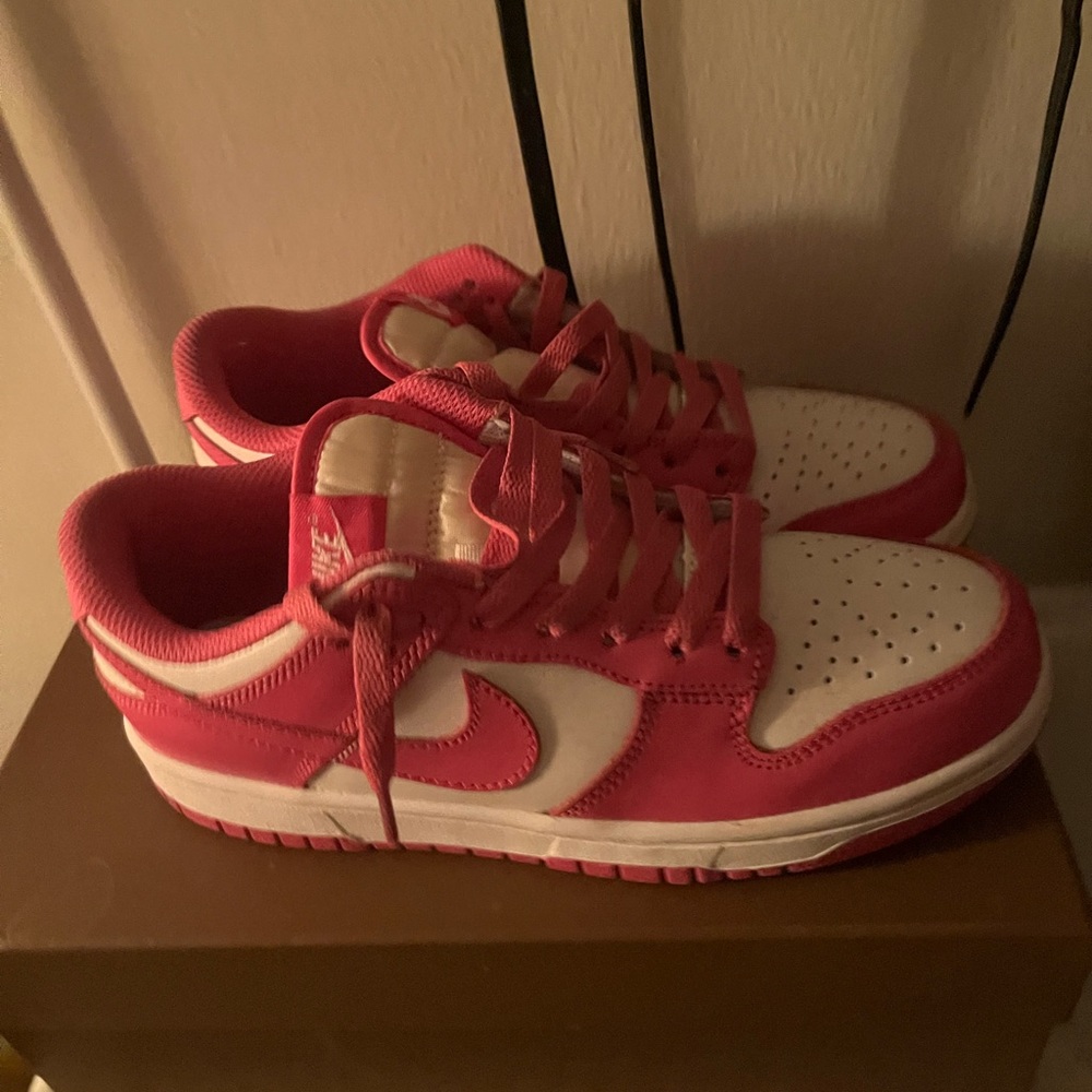 Pink & white dunk shoes,
size 8